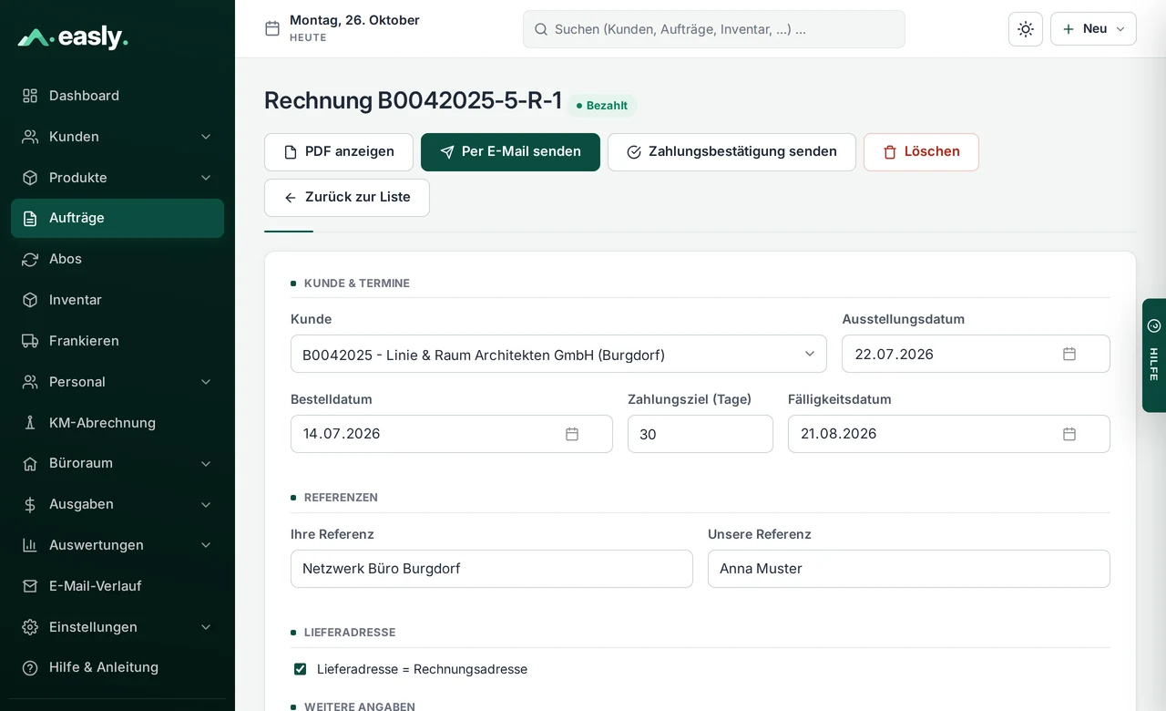 Rechnung in Easly mit Kunde, Terminen, Referenzen und Aktionen wie PDF, E-Mail und Zahlungsbestätigung